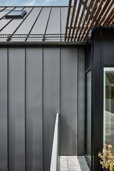 Ein mit Stahl verkleidetes und geschütztes Demenzpflegeheim, DemensCentrum Aarhus – Skovvang, Skovvangsvej 97–99, 8200 Aarhus, Dänemark